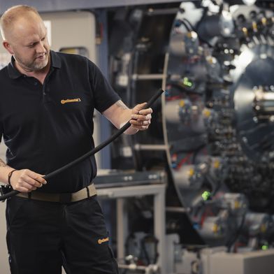 Continental hat in Korbach eine Produktionslinie für Hochdruck-Wasserstoffschläuche in Betrieb genommen. (Bild: Continental)
