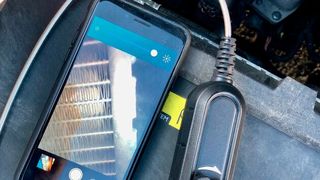 Das WLAN-Endoskop von Busching kommt dank 4,5 Millimeter schlanker Sonde nahezu überall hin. (Bild: Busching)