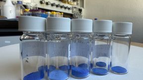 Wyjątkowa paleta barw: nanobarwnik „Zurich Blue” (Zdjęcie:Empa)