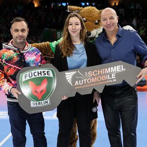 Von links: Bob Hanning, Geschäftsführer Füchse Berlin, Natalie Görlitz, Assistenz der Geschäftsführung CSB Schimmel Automobile, Christopher Jahns, Vorstand Nachhaltigkeit und Entwicklung, Füchse Berlin. (Bild:  Lächler)