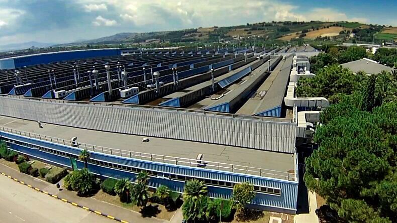 Im Stellantis-Werk im italienischen Termoli sollen statt Batteriezellen künftig Hybrid-Getriebe gefertigt werden.(Bild:  Stellantis)