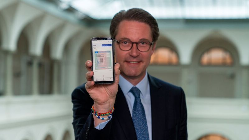 Erst in der vergangenen Woche hatte Bundesverkehrsminister Andreas Scheuer den digitalen Führerschein vorgestellt.(Bild:  BMVI)
