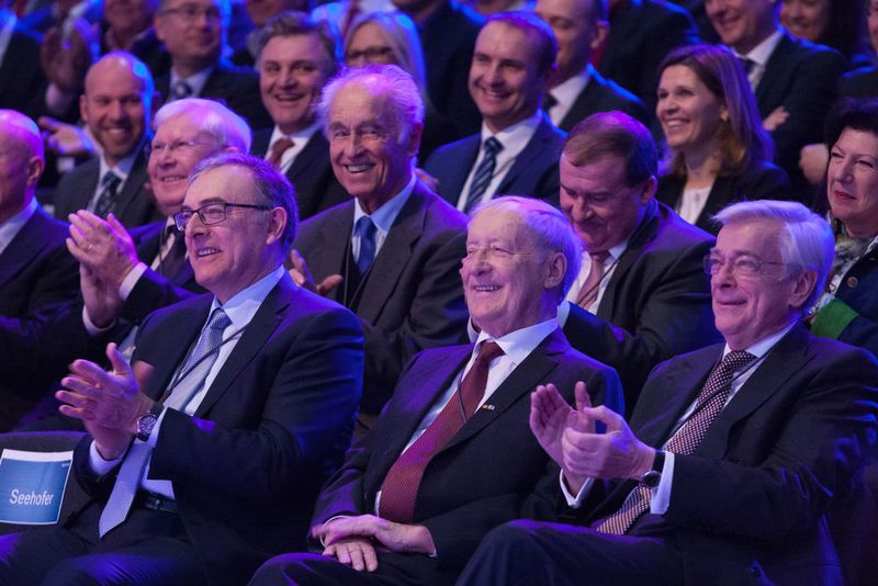 Applaus von den BMW-Granden Dr. Norbert Reithofer, Eberhard von Kuenheim und Prof. Dr. Joachim Milberg für Horst Seehofer, der sich als gebürtiger Ingolstädter in Dingolfing als BMW-Fan outete. (BMW)