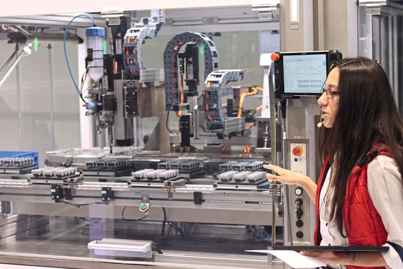 Eine Rasierermontage bildet einen der Use Cases der Ulmer Modellfabrik. (Bild: Ralf Steck)