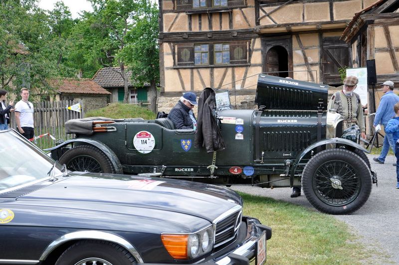 Altes Blech vor altem Gemäuer im Freilandmuseum Fladungen. (Grimm/»kfz-betrieb«)