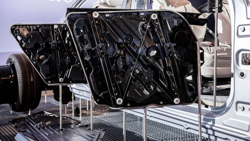 Biobasierte Werkstoffe im Türmodul bei Mercedes-Benz sind ein Beispiel für nachhaltige Komponenten. Die EU will zudem eine neue Recyclingquote für Fahrzeuge einführen.(Bild:  Mercedes-Benz)
