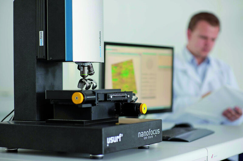 Qualitätskontrolle in der Medizintechnik: Optische 3D-Oberflächenmessgeräte arbeiten schnell und detektieren Fehler schon während der Fertigung. (Bild: Nanofocus)