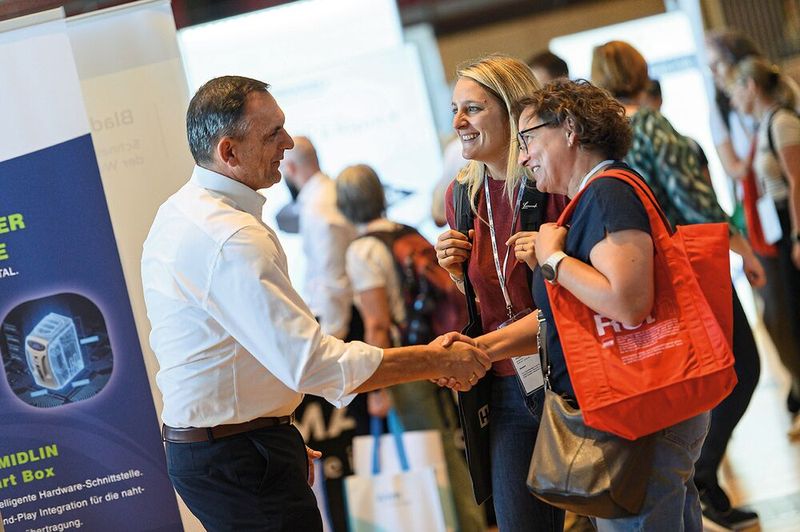 Manchmal wird sogar ein „Deal“ direkt auf der Messe geschlossen. In der Regel holen die Besucher aber erst einmal Angebote ein und lassen sich in Ruhe beraten.   Mehr Infos zu den kommenden LAB-SUPPLY-Messen finden Sie auf www.lab-supply.info (Bild: Stefan Stark)