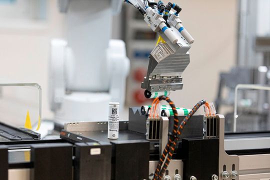 Es ist erreicht! Forscher haben es geschafft, Lithium-Ionen-Batterien mit bisher problematischen Aluminium-Anoden eine hohe Energiedichte und eine nachhaltige, sichere, günstige und robuste Zellarchitektur zu geben. Lesen Sie hier, was sich damit für Vorteile ergeben ...(Bild:  Fraunhofer IPA)