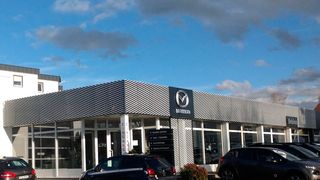 Der grundlegend renovierte Betrieb erfüllt die neue Mazda-CI. (Bebion)