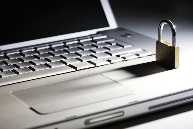 Schon heute entstehen durch Cyberangriffe für die deutsche Wirtschaft laut Bundesinnenministerium Jahr für Jahr rund 50 Mrd. Euro Schaden. (Rene Mansi - iStock)