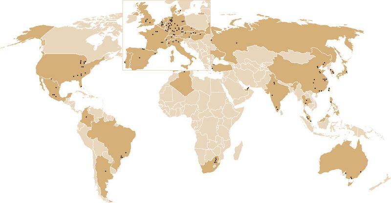 Weltkarte mit den Standorten der ZF Friedrichshafen AG: 122 Produktionsgesellschaften in 26 Ländern (Stand: 2014). (Bild: 2010 Map Resources)