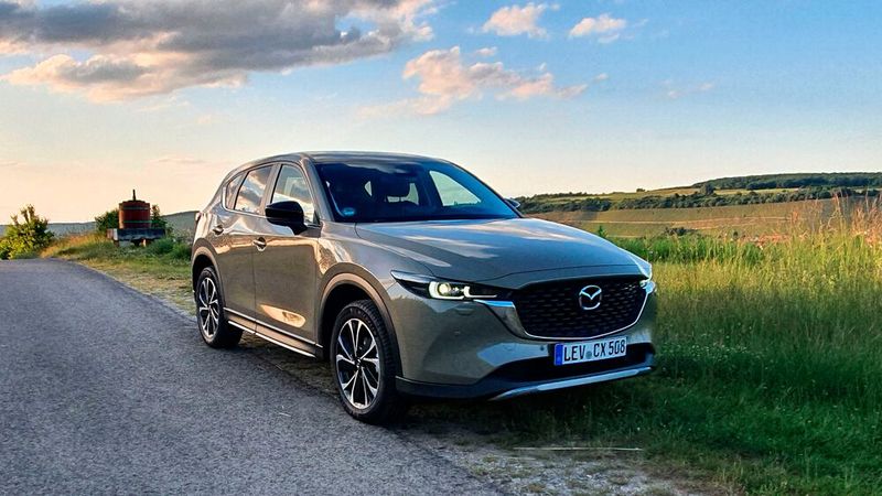 Die Änderungen am Frontdesign (neugestalteter Kühlergrill, dreidimensionales Flügelmotiv, neue Lichtsignatur und neugestalteter Stoßfänger) dürften nur im direkten Vergleich auffallen. (Bild: Mauritz – »kfz-betrieb«)