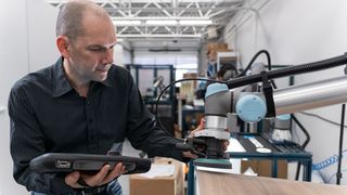 Sogar bei der Möbelherstellung können UR-Cobots viele Aufgabe übernehmen, um das Personal zu entlasten. (Bild: Universal Robots)