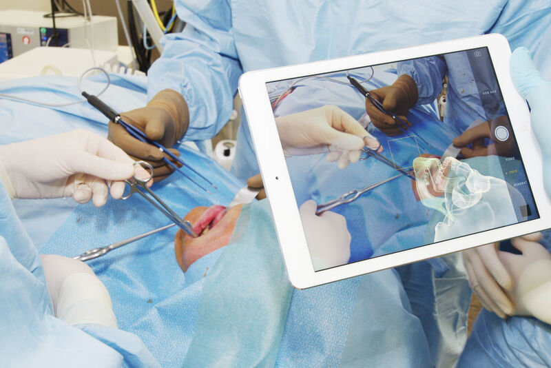 Im Projekt Suit untersuchen Experten des Fraunhofer IPK, welche Möglichkeiten sich Chirurgen durch die Nutzung von Tablets bieten. (Fraunhofer IPK)