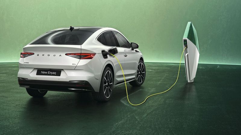 Der Enyaq ist weiterhin auch als Coupé zu haben – ebenfalls in neuer Optik. (Bild: Skoda)