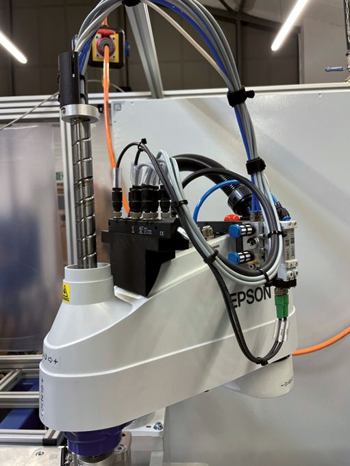 ... fertigt MMB in seiner wachsenden 3D-Druckfarm.()