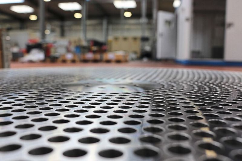 Löcher, soweit das Auge reicht: Die Lochplatten für Verdichter der sera GmbH weisen bis zu 1.900 Durchgangsbohrungen auf.(Bild:  Iscar)
