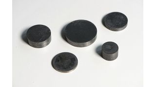 Magnetherstellung: Die metallischen Plättchen enthalten eine Mischung aus dem Primärrohstoff Neodym und Altmagneten oder Magnetschrott. (Bild: Fraunhofer IWKS)