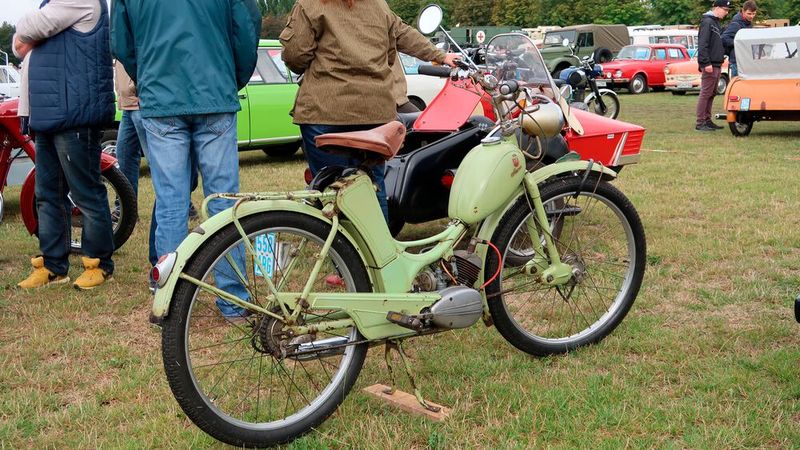 Das erste Moped der DDR: Simson SR1, hier offenbar im werksoriginalen Farbton Lindgrün. (Bild: Diehl)