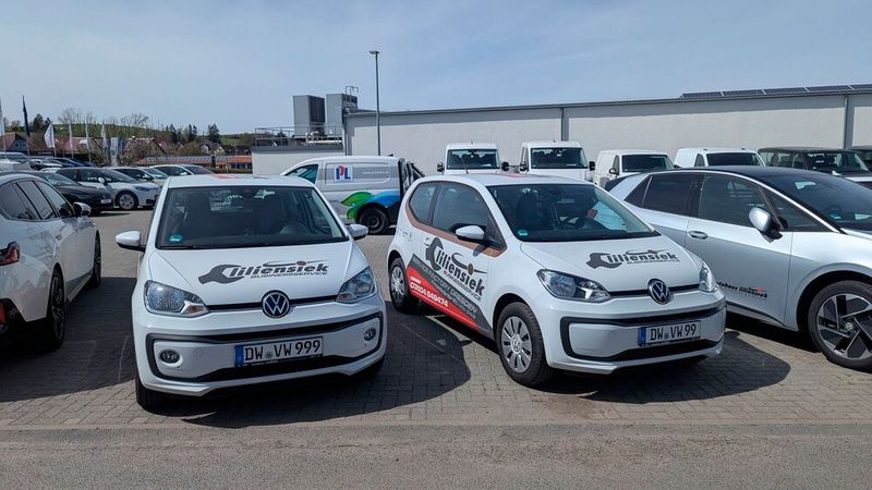 Wichtiger Teil des Konzepts sind die vielen Liliensiek-markierten Ersatzfahrzeuge – für viele sind diese der einzige Kontaktpunkt zum Autohaus. Denn der Hol-Bring-Dienst sorgt dafür, dass gewerbliche Kunden sich praktisch nie selbst auf den Weg in die Werkstatt machen müssen, sondern ihren Wagen zu Hause oder am Arbeitsplatz an den Liliensiek-Fahrer übergeben können. Mit seinem Gewerbekunden-Konzept konnte Liliensiek sowohl Service- als auch Neuwagen-Umsatz bereits deutlich steigern. (Bild: Rosenow – VCG)