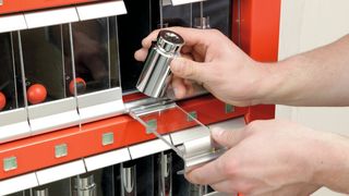 Moderne Materialwirtschaft mit dem CPS-Orsymat 3.0: einfach Material wählen, sicher entnehmen und automatisch bestellen - fertig. (Bild: Würth)