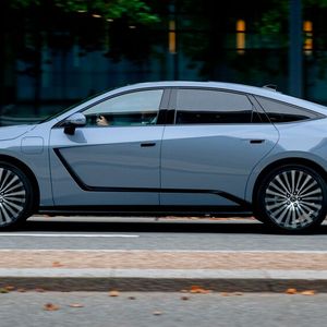 Insgesamt steht der ES gut proportioniert da.(Bild:  Lexus)