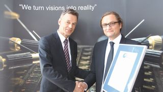 Auszeichnung: Der FAM-Vorstandvorsitzende Wolfgang Bay (links) überreicht den FAM-Förderpreis 2011 an Dr. Sven Kerzenmacher  (Bild: Dr. Sven Kerzenmacher)