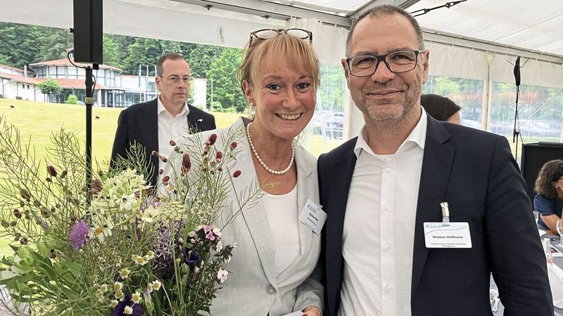 Blumen für die Chefin: Geschäftsführerin Sylvia Gerl und Dietmar Hoffmann, Geschäftsführer des Kfz-Gewerbes Thüringen. (Bild: Doris Pfaff – VCG)