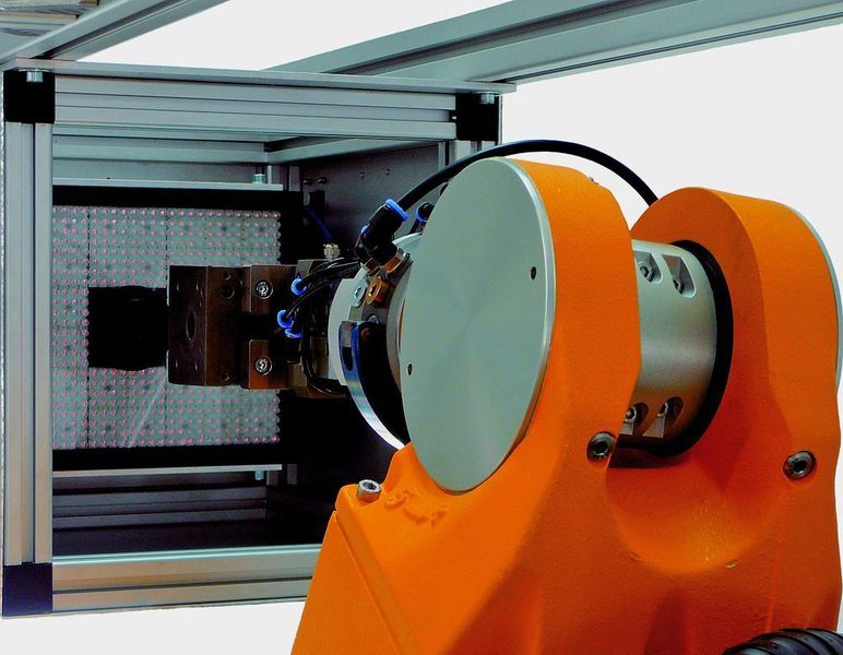 Bild 5: Vermessung der Teile am Robotergreifer und automatische Verrechnung der Korrekturwerte mit dem Bildverarbeitungssystem.  Bild: Faude (Archiv: Vogel Business Media)