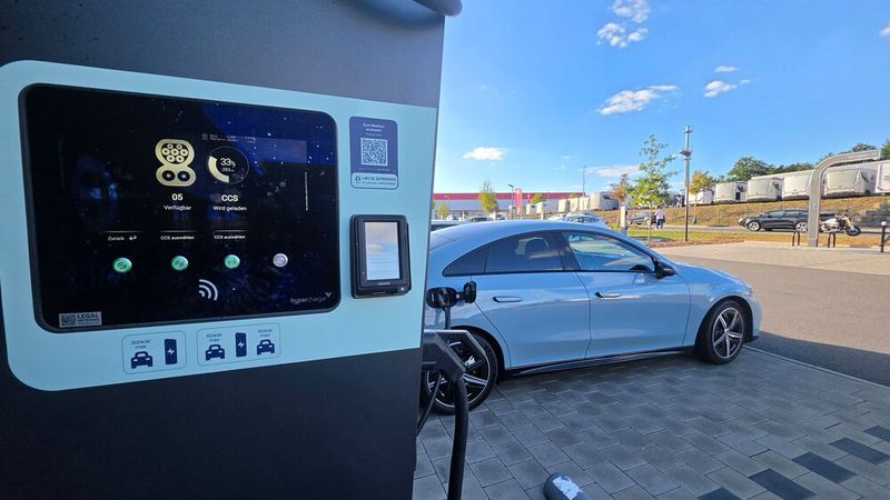 7. Die Reichweite, der Verbrauch und das AC-Laden: Mercedes hat im vollelektrischen CLA eine 85 kWh-Nickel-Mangan-Kobalt-Batterie verbaut. Die serienmäßige Wärmepumpe nutzt als Energiequelle die Abwärme des Antriebs, der Batterie und der Umgebungsluft. Das AC-Laden mit 11 kW dauert rund neun Stunden. Mit dem optionalen 22-kW-Onboard-Charger, über den der Testwagen verfügte, lässt sich die Ladedauer auf viereinhalb Stunden verkürzen. Die maximale WLTP-Reichweite zwischen 672 bis 771 km wurde trotz E-Auto-freundlichen Außentemperaturen zwar deutlich verfehlt, gleichwohl vermeldete der Bordcomputer mit vollem Akku durchaus akzeptable 550 km Reichweite. Selbst bei schnelleren Autobahnfahrten sind gut 500 km Reichweite drinnen. Der Verbrauch pendelte sich bei mehr als aktzeptablen 16 kWh ein. (Bild: Mauritz – VCG)