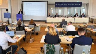 Der 14. Deutsche Autorechtstag fand wieder auf dem Petersberg in Königswinter statt. Auf dem Podium standen wieder hochkarätige Rechtsexperten. (Bild: Pfaff/»kfz-betrieb«)