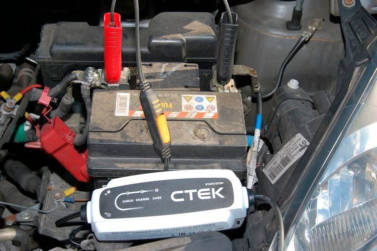 Das CT5 wird mit Klemmkabeln ausgeliefert, ein (nicht abgesichertes) Kabel mit Ringschuhen liegt ebenfalls bei. (Foto: Holz)