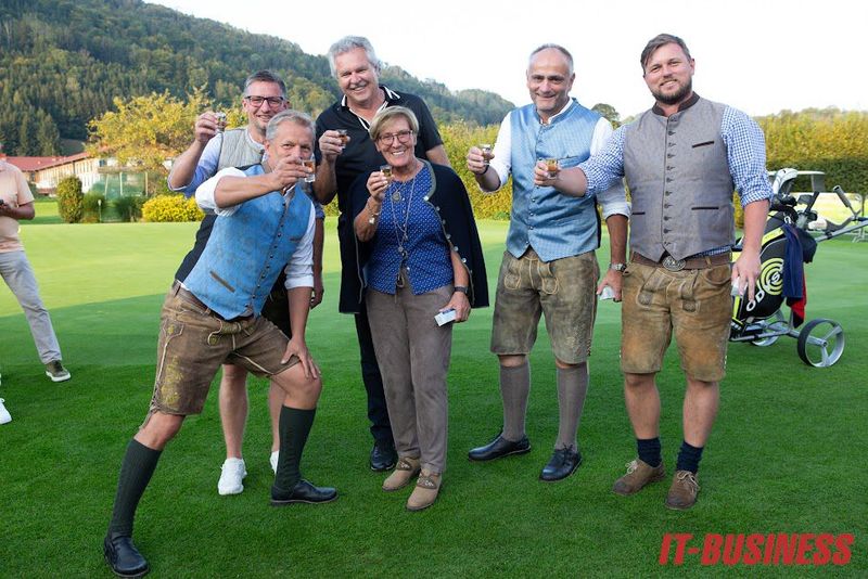 Der Schnaps für Kuriositäten des Tages ging an (v. l.) M. Hitzerlberger (TD Synnex) T. Meiler (BR), Alfred Sacagi, Evi Mittermeier-Brundobler (Skirennläuferin), St. Czemetschka (enthus) und T. Kurth (TD Synnex) (Bild: Vogel IT-Medien GmbH)