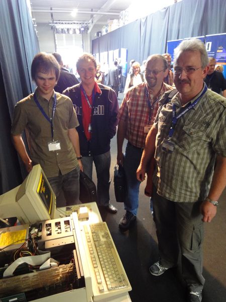 Manfred Neubauer und sein Team begutachten das 20 Jahre alte Relikt. (Archiv: Vogel Business Media)