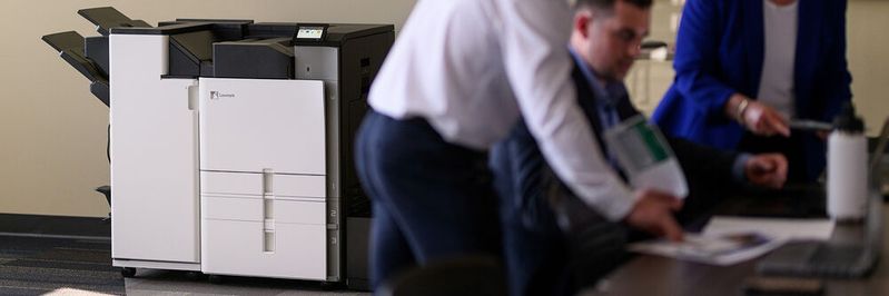 Die neuen A3-Farbdrucker und -Multifunktionsgeräte der Serie 9 von Lexmark sollen sich durch eine einfache Bedienung und einen sehr schnellen Wechsel von Verbrauchsmaterial sowie Bauteilen auszeichnen. Zudem sind die Geräte laut Hersteller nachhaltig durch eine lange Lebensdauer und den hohen Anteil von Recycling-Kunststoff bei der Produktion.(Bild:  Lexmark)