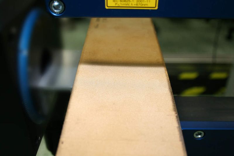 Das gesinterte Metallband  läuft endlos durch das Messsystem (Archiv: Vogel Business Media)