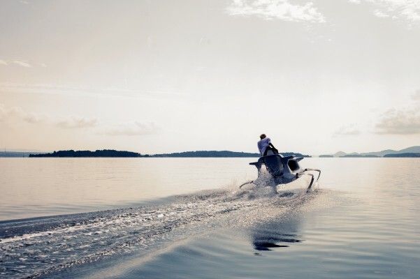 Das Quadrofoil wird von einem elektrischen Außenbordmotor mit 5,5 kW angetrieben. (Quadrofoil)