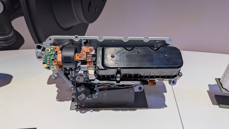 Inverter sind Komponenten der Leistungselektronik für E-Fahrzeuge und Hybride. Bei ZF Aftermarket gibt es nun Reparaturkits für die Instandsetzung von Invertern.(Bild:  Rosenow – VCG)