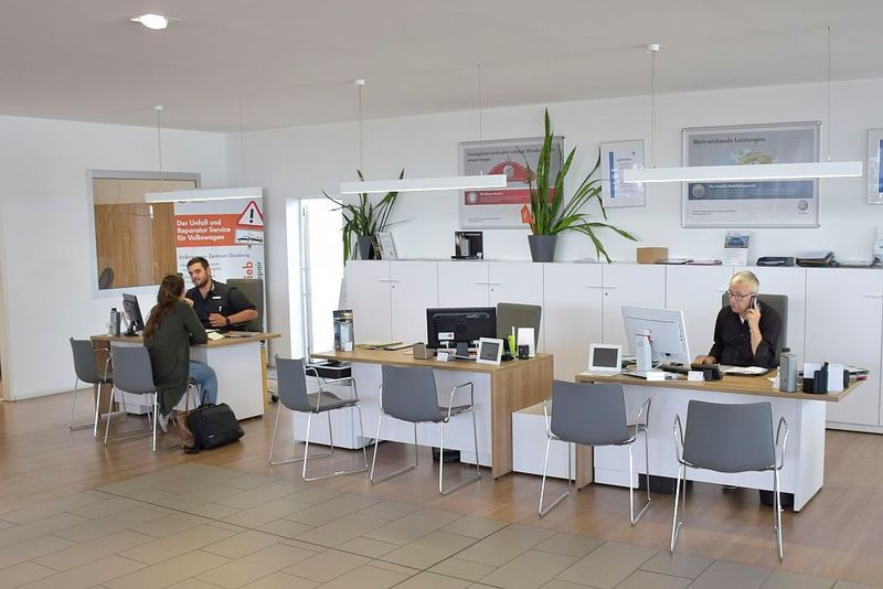 Von ihren Arbeitsplätzen aus können die Serviceberater ... (Bild: Jan Rosenow)