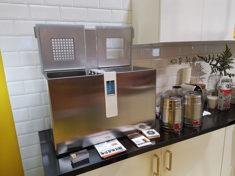 Für Durstige: Die Bierbrauanlage steht bei Brewie, am Ungarn-Stand. (Oliver Schonschek)