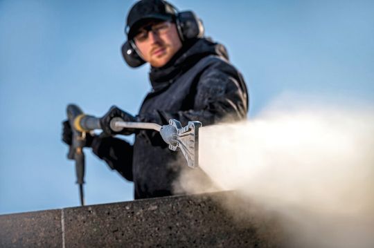 Dank der neuen Düse „eco!Booster“ von Kärcher erhöht sich die Flächenleistung – und damit die Effizienz des Wasser- und Energieeinsatzes bei der Hochdruckreinigung – um 50 Prozent.(Bild:  Kärcher)