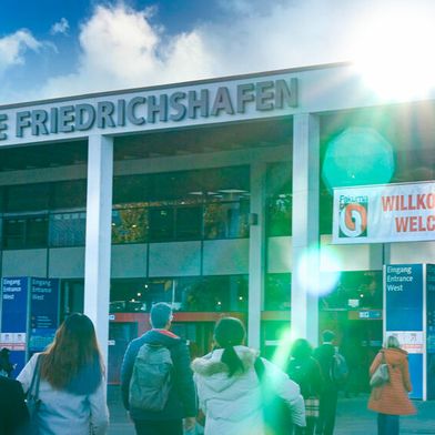 auf dem Messegelände in Friedrichshafen ihre Tore.Mehr als 1550 Ausstellerzeigen auf der 30. Fakuma  die aktuellsten Innovationen, Entwicklungen und Trends aus dem Bereich der Kunststoffbe- und Verarbeitung (Bild: Schall/Fakuma)