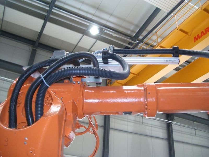 3 Abgeschottet: Kabelschutzsysteme von PMA dienen dem Schutz von Kabel und Leitungen in extremen Anwendungen der Automations- und Robotertechnik. (Archiv: Vogel Business Media)