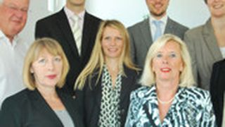 Die Jury für den Women’s und den Junior Award: (von li.) Joachim von Maltzan (»kfz-betrieb«), Silvia Lulei (»Gebrauchtwagen Praxis«), Christoph Zang, Frauke Baltruschat (beide Shell Deutschland Schmierstoff), Marion Johl (Santander Consumer Bank), Philipp Kroschke und Andrea Hansen (beide Christoph Kroschke). (Foto: Richter)