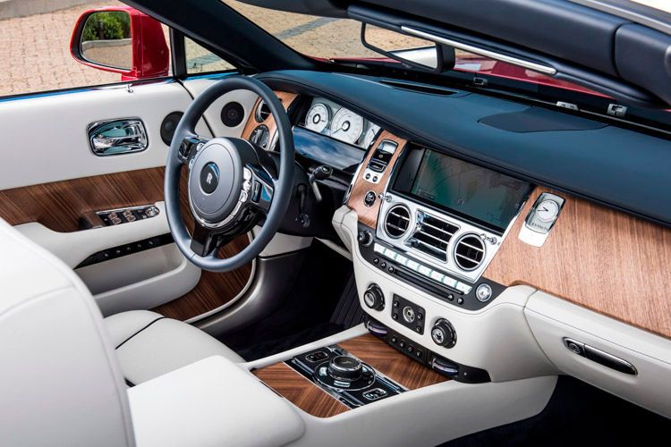 Auch wenn es einen so luxuriösen Innenraum wohl in den wenigsten Cabrios gibt: Dawn-Fahrer müssen auf diverse Cabrio-typischen Ausstattungsmerkmale verzichten. Ein beheiztes Lenkrad... (Foto: Rolls-Royce)