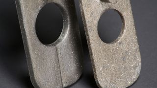 Links: Spritzgegossener Prüfkörper mit herkömmlichen plättchenförmigen Metalleffektpigmenten. Rechts: Spritzgegossener Prüfkörper mit neuartigen tetraederförmigen Pigmentpartikeln. (Bild: Fraunhofer IAP)