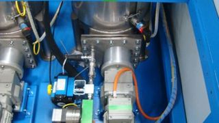 Die neue Tauchpumpen-Lösung von Tartler optimiert die Kunstharz-Dosierung unter Vakuum-Bedingungen. (Bild: Tartler)