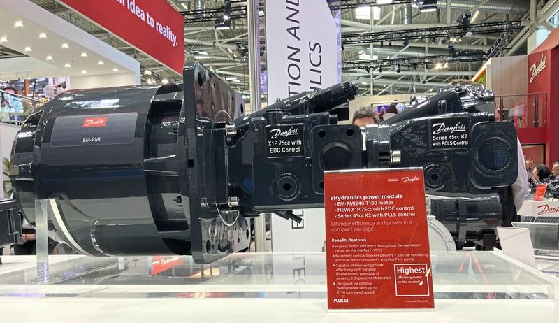 Um die Emission von Baumaschinen zu reduzieren sind höhere Wirkungsgrade gefragt: Danfoss zeigte eine Kombination aus einem der Digital-Displacement-Motoren (Modell EM-PMI) mit zwei Pumpen – eine davon die sehr kurzbauende X1P. Das Besondere an den Pumpen ist ihre hohe Energieeffizienz. (Bild: dm/VCG)