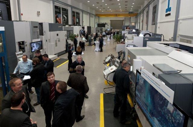 Neuheiten von der EMO und Live-Vorführungen lockten die Besucher zum Open House bei Okuma.  (Bild: Hennecke)